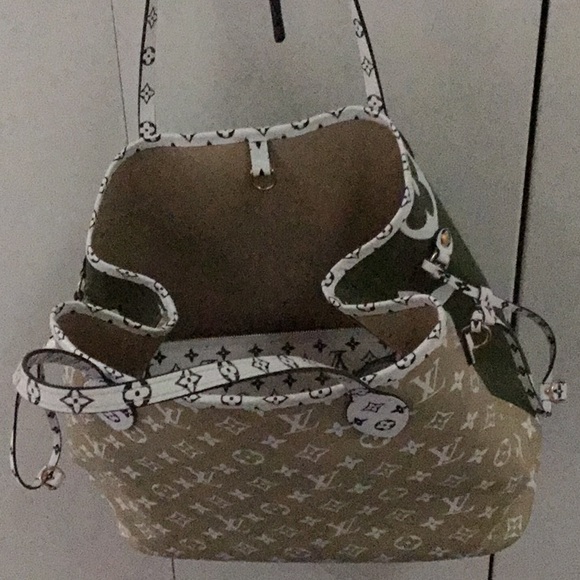 Louis Vuitton tote - Picture 2 of 4
